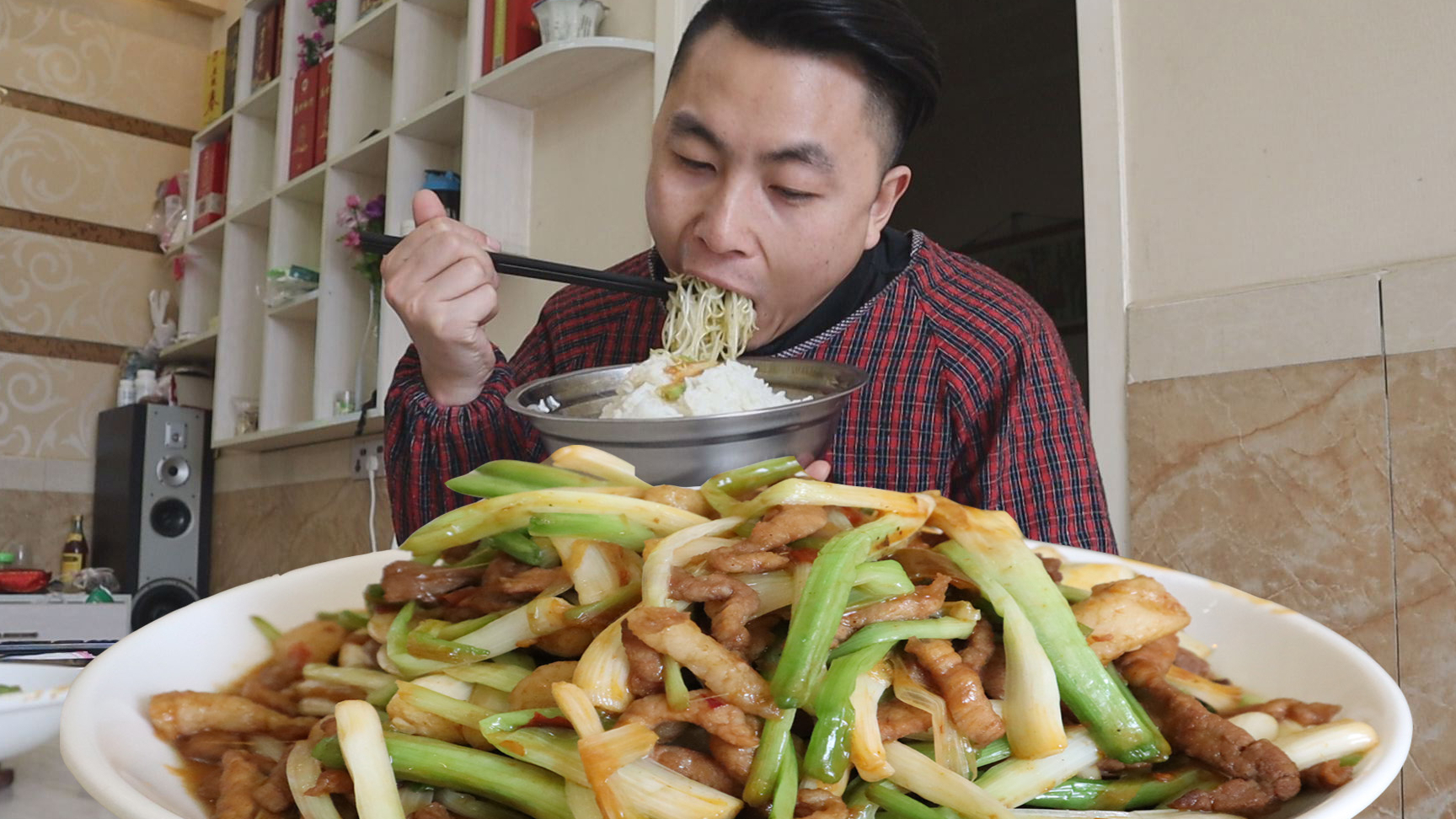 火葱头炒肉,这东西没生的辣味大,炒出来香甜可口,下饭吃着很爽